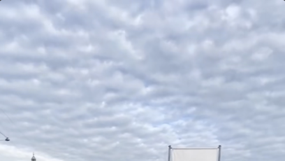 FOTO: Na Vltavě pluje velké písmeno G.