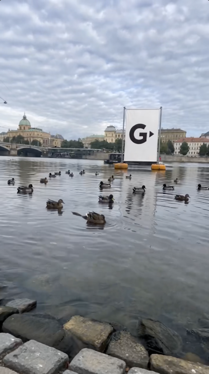 Na Vltavě pluje velké písmeno G.