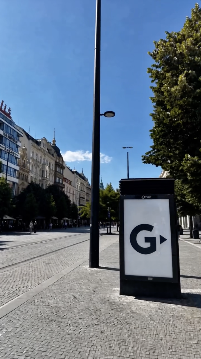 G je všude.