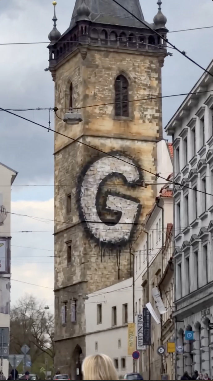 G se objevilo i nasprejované na historických budovách.