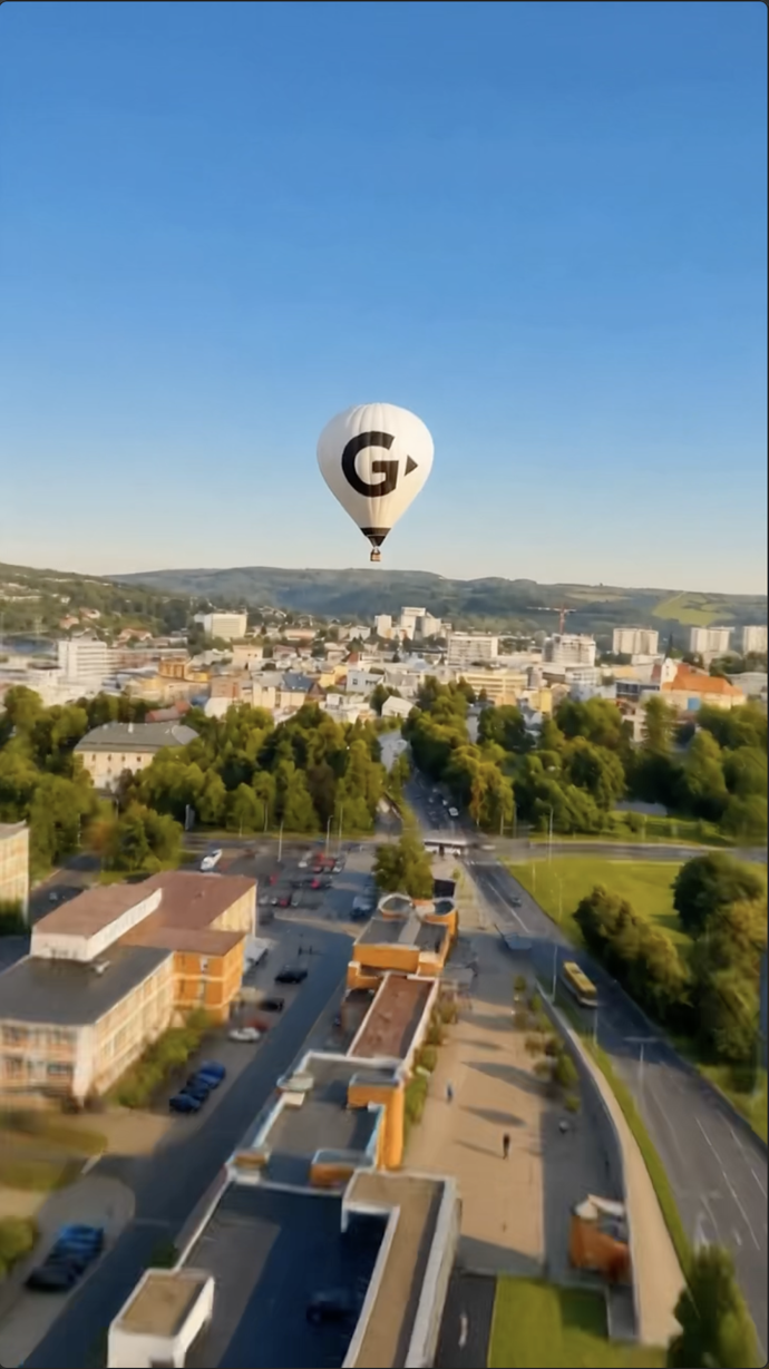 Horkovzdušný balón s logem projektu G křižoval oblohu a lákal na novou streamovací službu.