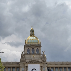 Obří plachta s logem G a datem 4. 6. 2026 se objevila přímo na historické budově Národního muzea v Praze.