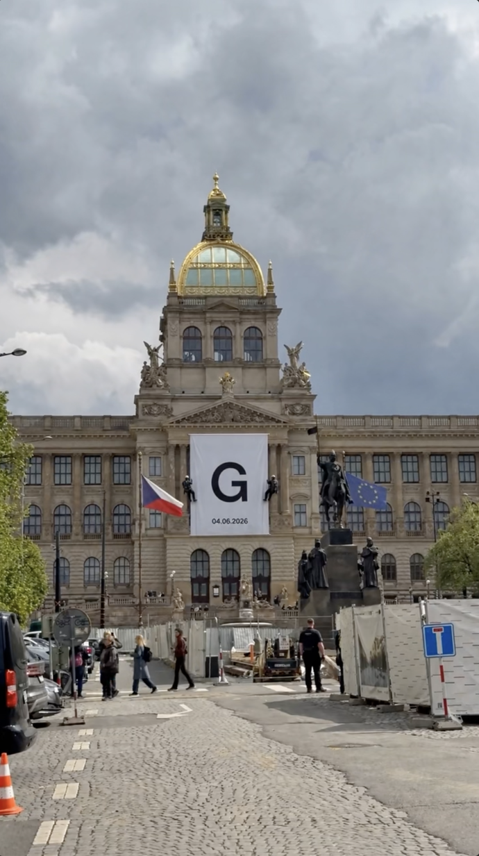 Obří plachta s logem G a datem 4. 6. 2026 se objevila přímo na historické budově Národního muzea v Praze.
