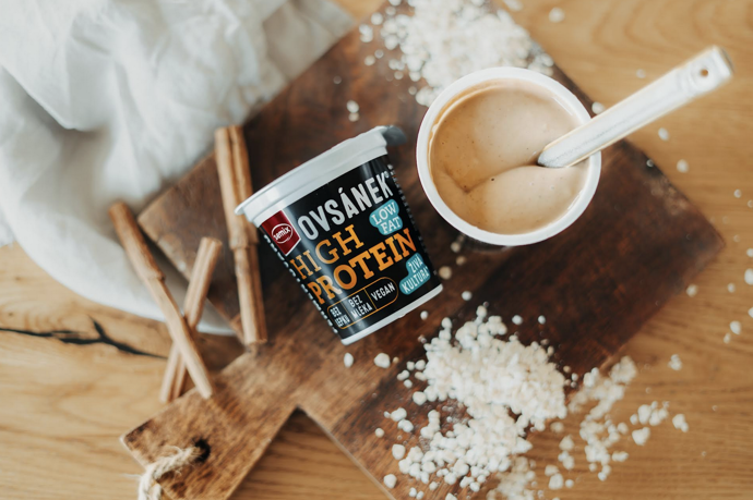 Ovsánek Protein je fermentovaný dezert z klíčeného ovsa obohacený o rostlinný protein z faba fazole.