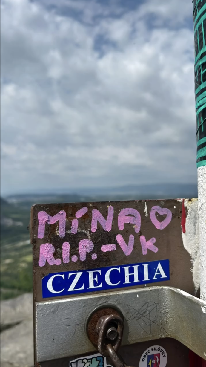 Její kamarád Vilda nahoře nechal několik památek.