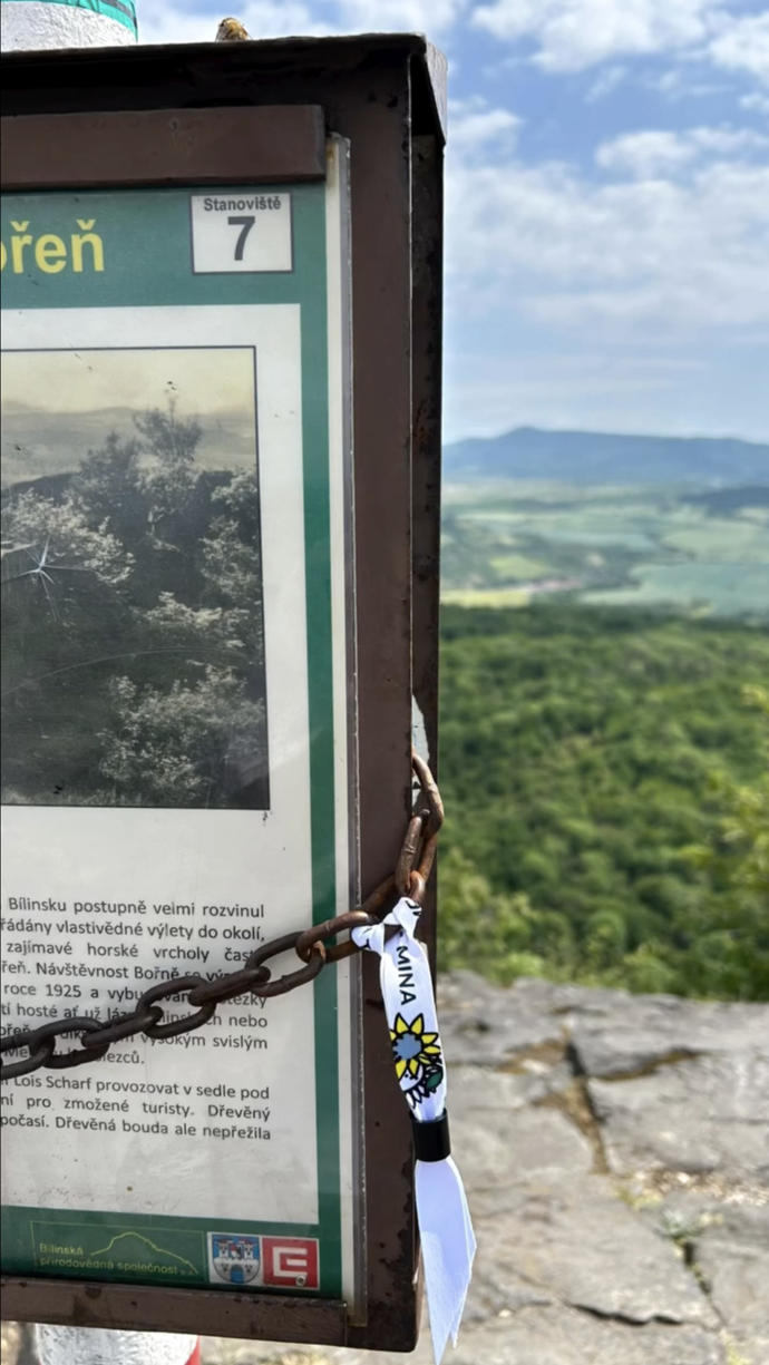 Památky na Mínu jsou všude.