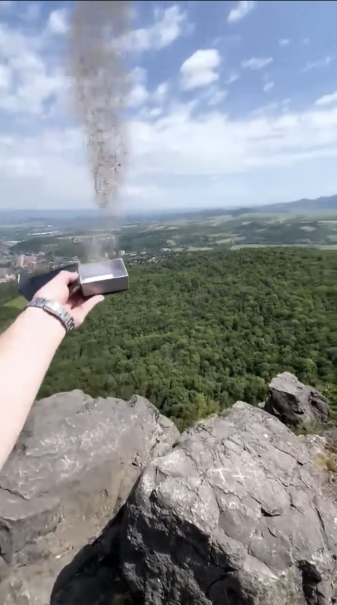 Vilda rozprášil část Míny na vrcholu hory Bořeň.