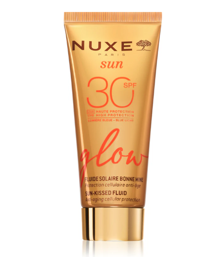 Ochranný tónovaný fluid na obličej Nuxe Sun SPF 30, 428 Kč (40 ml)Opalovací mléko ve spreji SPF 50 podporující opálení Garnier Ambre Solaire Ideal Bronze, 359 Kč, prodává dm drogerie