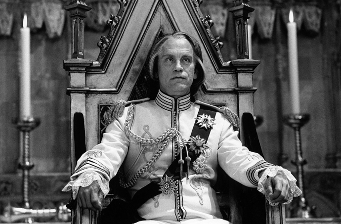 John Malkovich si ve filmu zahrál francouzského obchodního magnáta Pascala Sauvage.