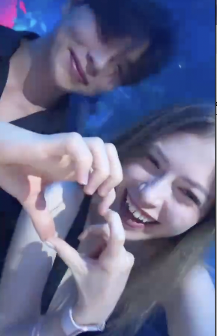 Xholakys s neznámým klukem.