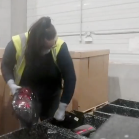 Viktoria Veselá nyní pracuje ve skladu.