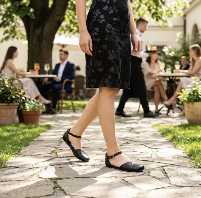 ANGLES Dione jsou minimalistické barefoot sandály, ve kterých se spojuje elegance s lehkostí letních dní. Díky uzavřené špičce nabízejí větší ochranu prstů a zároveň si zachovávají vzdušnost a pohodlí. 2399 Kč