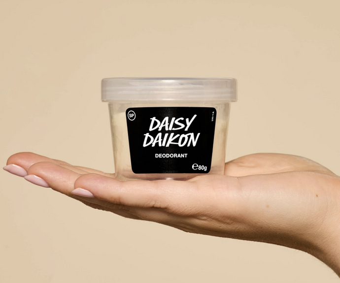 Jemný deodorant s osvěžující mátou a zjemňujícím bambuckým a illipe máslem a deodorační jedlou sodou s čerstvou šťávou z ředkve daikon, které pomáhají krotit nechtěné odéry. 280 Kč