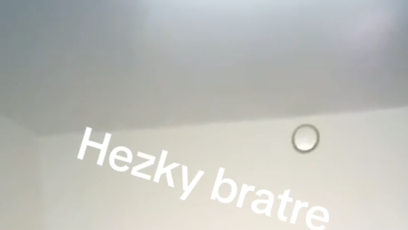 FOTO: Vězni se natáčejí za mřížemi, přitom to mají zakázané.