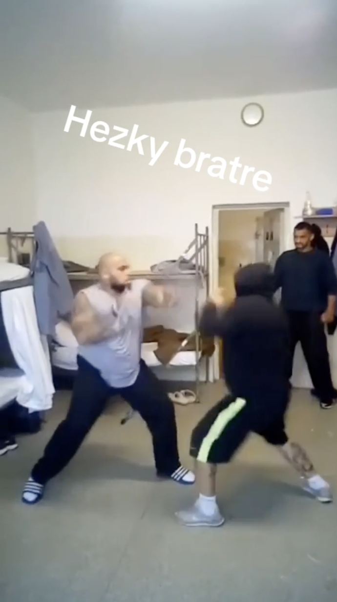 Vězni se natáčejí za mřížemi, přitom to mají zakázané.