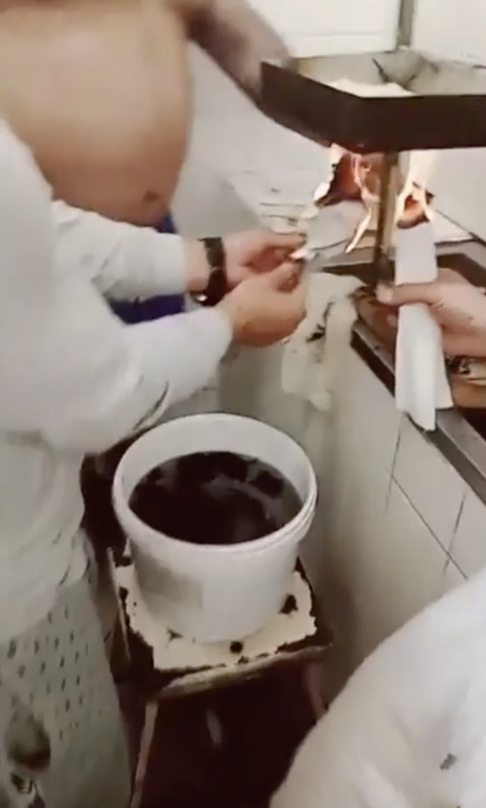 Vězni si vaří a u toho se natáčí. 