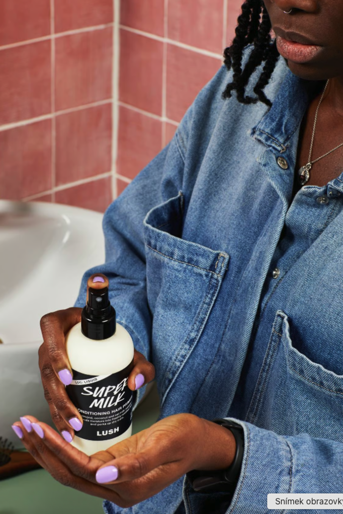 Pečující sprej na vlasy Super Milk, LUSH, 525 Kč (100 ml) Pečující sprej na vlasy Super Milk, LUSH, 525 Kč (100 ml)