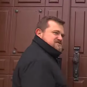 Juriga se před českou policií aktuálně skrývá ve svém luxusním sídle ve Španělsku.
