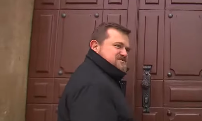 Juriga se před českou policií aktuálně skrývá ve svém luxusním sídle ve Španělsku.