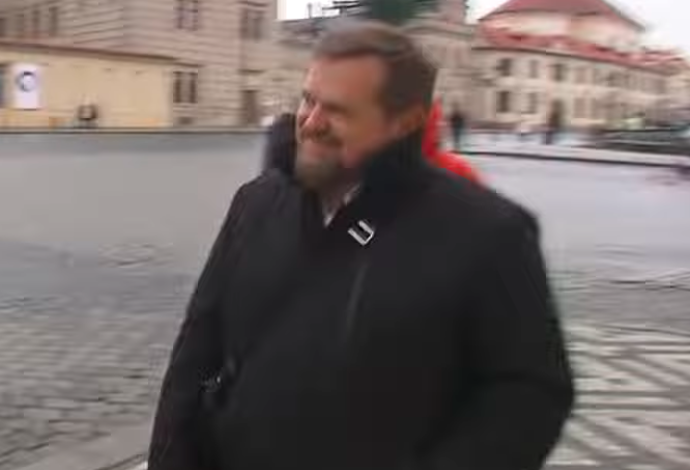 Kriminalisté u Jurigy doma našli dokonce kufřík plný sexuálních pomůcek a mučicích nástrojů.