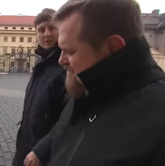 Bývalý duchovní měl svým obětem opakovaně vyhrožovat smrtí a chlubit se střelnou zbraní.