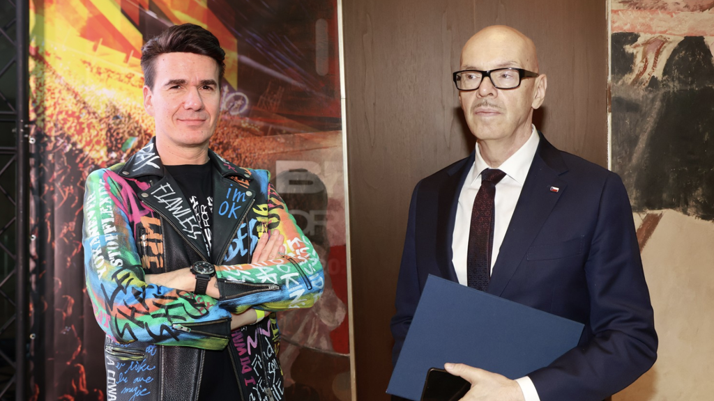 Dj Roxtar tvrdě potupil Oto Klempíře. V novém songu ho zasypal nadávkami, označil ho za špínu 