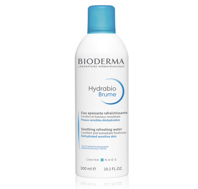 Termální voda Bioderma Hydrabio Brume nejenže zabraňuje dehydrataci pleti, ale navrací jí komfort. Je obohacena o zklidňující látky, které napomáhají regeneraci pleti při začervenání, pocitech tepla, svědění nebo reaktivních projevech. Je ideálním společníkem na cestování nebo při fyzické námaze, kdy dodá vaší pleti pocit svěžesti. 335 Kč