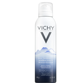 Mineralizující termální voda Vichy Eau Thermale Minéralisante je přirozeně bohatá na 15 vzácných minerálů, díky kterým zklidňuje podrážděnou pleť a posiluje její přirozenou obrannou bariéru. Stimuluje obnovu kožních buněk, podporuje regeneraci pleti a chrání ji před vnějšími škodlivými vlivy. Navíc perfektně zafixuje make-up a osvěží tvář kdykoliv v průběhu dne. 275 Kč Mineralizující termální voda Vichy Eau Thermale Minéralisante je přirozeně bohatá na 15 vzácných minerálů, díky kterým zklidňuje podrážděnou pleť a posiluje její přirozenou obrannou bariéru. Stimuluje obnovu kožních buněk, podporuje regeneraci pleti a chrání ji před vnějšími škodlivými vlivy. Navíc perfektně zafixuje make-up a osvěží tvář kdykoliv v průběhu dne. 275 Kč