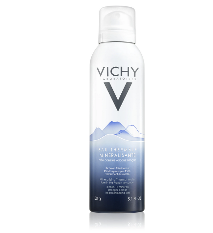 Mineralizující termální voda Vichy Eau Thermale Minéralisante je přirozeně bohatá na 15 vzácných minerálů, díky kterým zklidňuje podrážděnou pleť a posiluje její přirozenou obrannou bariéru. Stimuluje obnovu kožních buněk, podporuje regeneraci pleti a chrání ji před vnějšími škodlivými vlivy. Navíc perfektně zafixuje make-up a osvěží tvář kdykoliv v průběhu dne. 275 Kč