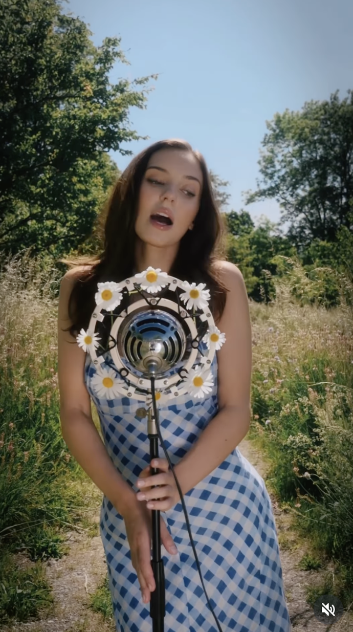 Charlotte Ella Gottová představila část nové písně a klipu.