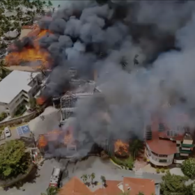 Živel byl rychlejší než hasiči, resort téměř kompletně zničil.