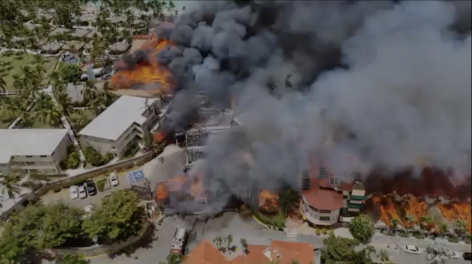 Živel byl rychlejší než hasiči, resort téměř kompletně zničil.