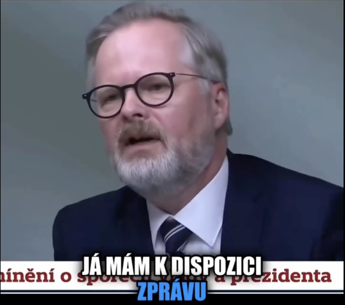 Součástí videa jsou i záběry z České televize, kde tehdejší premiér Petr Fiala hovořil o pochvale ze strany aliance.