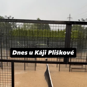 Smutný pohled na kompletně zatopené kurty, ze kterých po bleskové povodni koukala jen síť.