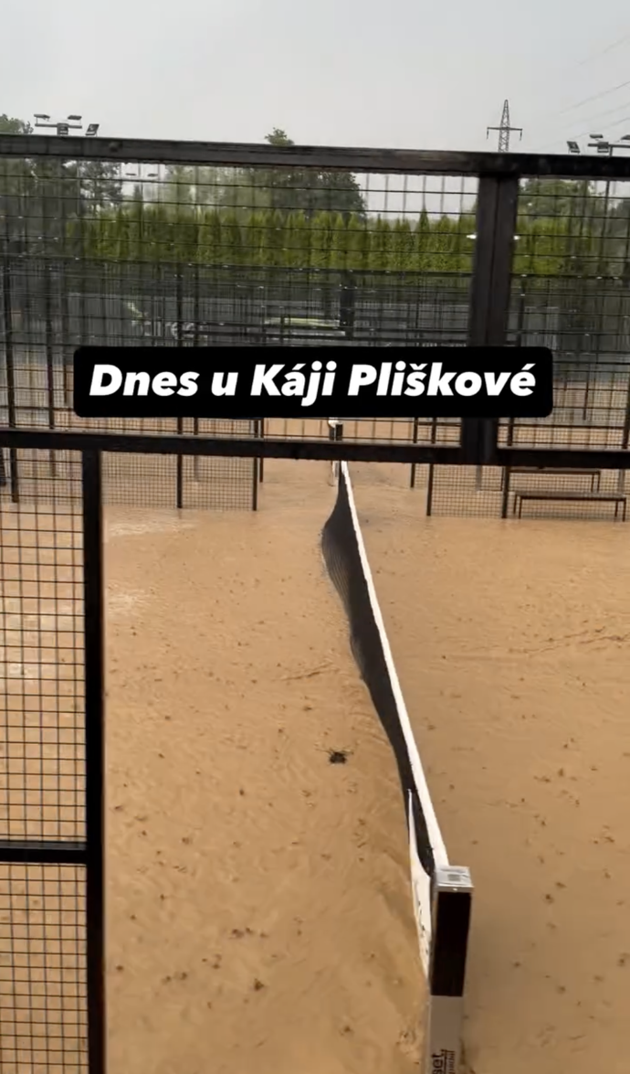 Smutný pohled na kompletně zatopené kurty, ze kterých po bleskové povodni koukala jen síť.