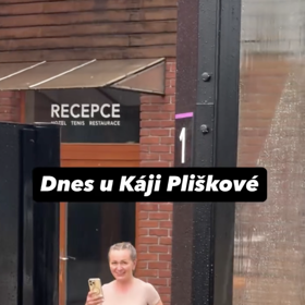 Voda nikoho nešetřila a uvěznila personál přímo na recepci, lidé se museli brodit v břečce sahající až po lýtka.