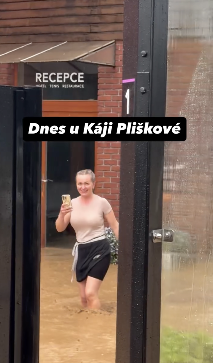 Voda nikoho nešetřila a uvěznila personál přímo na recepci, lidé se museli brodit v břečce sahající až po lýtka.