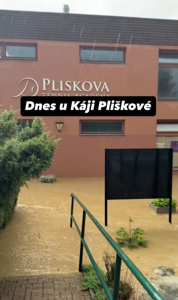Pohled na hlavní budovu tenisové akademie Karolíny Plíškové, kam se nekontrolovatelně valily proudy špinavé vody.