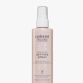 Rozjasňující setting spray Lumene Invisible Illumination Dewy Glow dodává pleti okamžitou dávku hydratace a přirozený lesk. Lehká mlha zafixuje make-up, prodlouží jeho výdrž a zároveň zanechá tvář svěží. 430 Kč