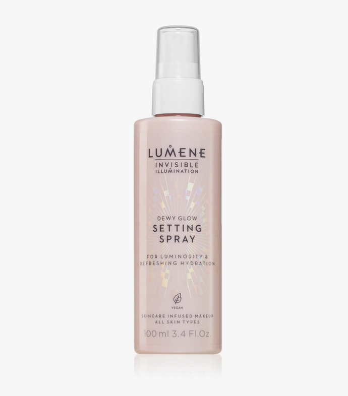 Rozjasňující setting spray Lumene Invisible Illumination Dewy Glow dodává pleti okamžitou dávku hydratace a přirozený lesk. Lehká mlha zafixuje make-up, prodlouží jeho výdrž a zároveň zanechá tvář svěží. 430 Kč