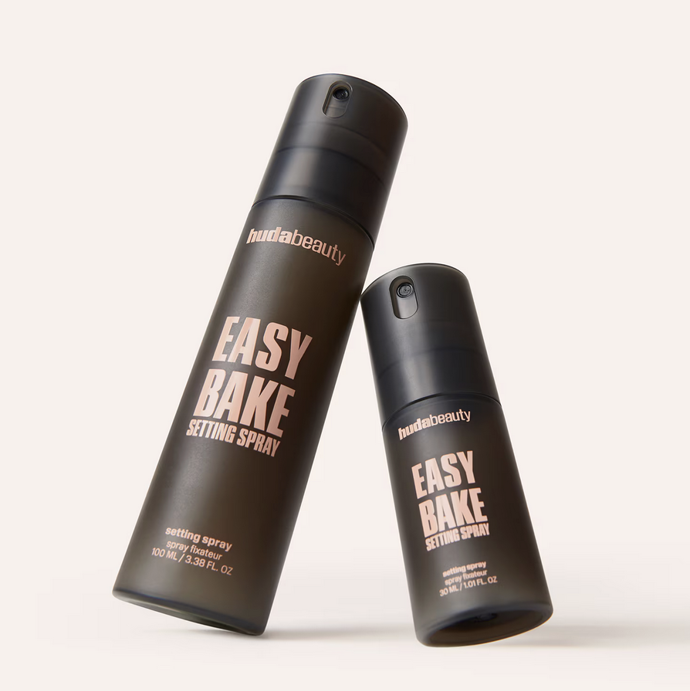 Dlouhotrvající sprej Huda Beauty Easy Bake Setting Spray zjemňuje póry a reguluje lesk pleti až 16 hodin. 490 Kč