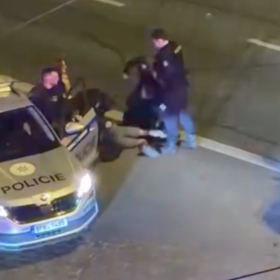 Na videu je vidět jak jeden policista ležícího muže udeří pěstí.