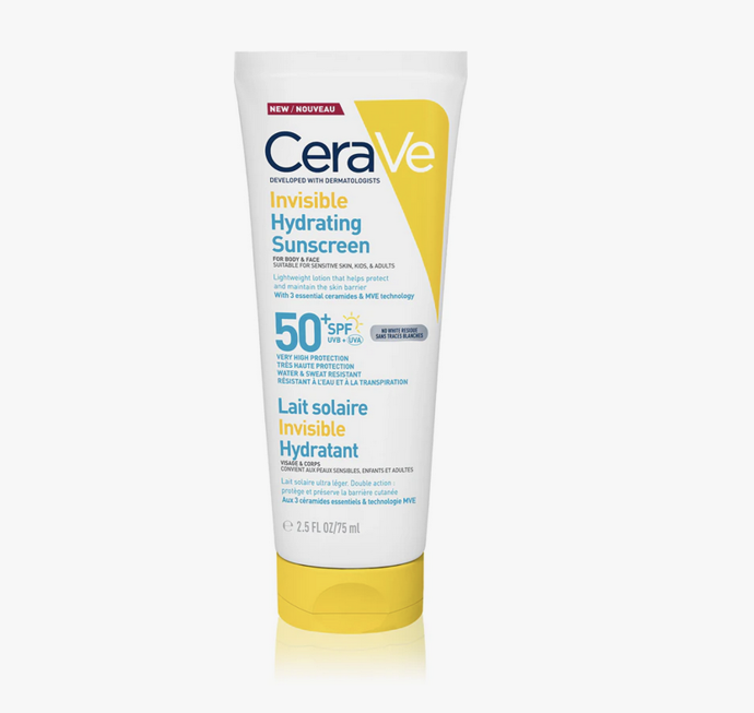 CeraVe Invisible Hydrating Sunscreen SPF 50+. Nejen že poskytuje vysokou ochranu před UV zářením, zároveň dodává pokožce až 24hodinovou hydrataci. Rychle se vstřebává, nezanechává bílé stopy a díky lehké, nemastné textuře je ideální pro každodenní použití. Navíc respektuje i potřeby citlivé pleti. 590 Kč