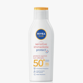 NIVEA SUN Sensitive SPF 50+ je opalovací mléko navržené speciálně pro potřeby citlivé pleti – bez parfemace, s jemným, nemastným složením, které nezatěžuje a nedráždí. 415 Kč NIVEA SUN Sensitive SPF 50+ je opalovací mléko navržené speciálně pro potřeby citlivé pleti – bez parfemace, s jemným, nemastným složením, které nezatěžuje a nedráždí. 415 Kč