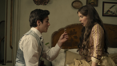 FOTO: Millie Bobby Brown a Louis Partridge v pokračování dobrodružného filmu Enola Holmes 3.