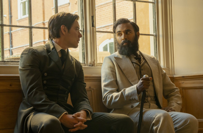 Louis Partridge a Himesh Patel v pokračování dobrodružného filmu Enola Holmes 3.