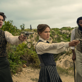 Louis Partridge, Millie Bobby Brown a Himesh Patel v pokračování dobrodružného filmu Enola Holmes 3.