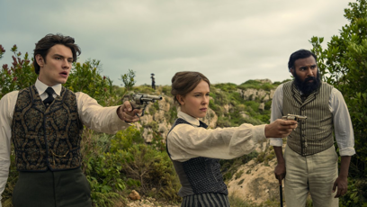 FOTO: Louis Partridge, Millie Bobby Brown a Himesh Patel v pokračování dobrodružného filmu Enola Holmes 3.