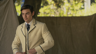FOTO: Louis Partridge si má ve filmu Enola Holmes 3 brát Millie Bobby Brown.