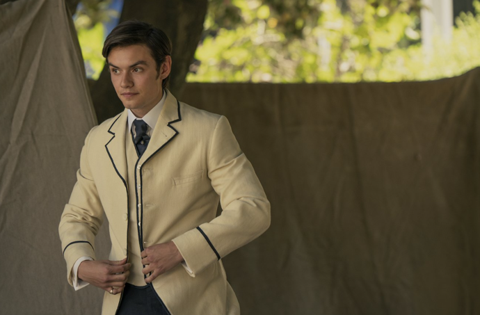 Louis Partridge si má ve filmu Enola Holmes 3 brát Millie Bobby Brown.